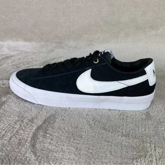 Nike SB Zoom Blazer GT Mens Sneakers Shoes Size 8 Black White Suede Low NEW